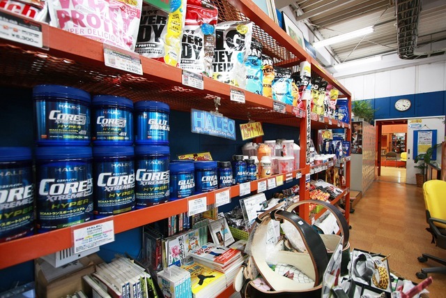 プロテイン、サプリメントを始め、トレーニング用品が充実した販売コーナー。トレーナーさんが会員にあった商品を勧めてくれます。
