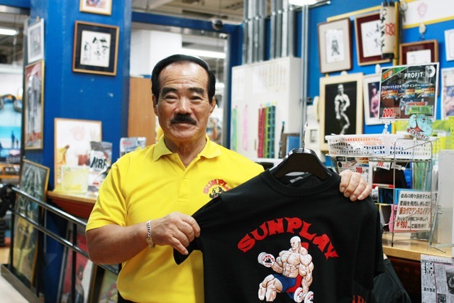 満面の笑みとオリジナルのダンベルまで再現されたサンプレイTシャツ