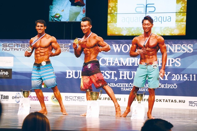 メンズフィジーク174cm以下級で3位に入った佐藤選手（右端）