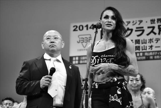 今年の日本クラス別選手権で挨拶をするマリアン会長