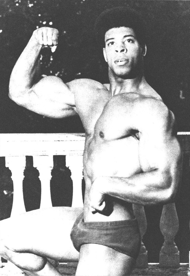 もっとも自身のある腕を強調したポーズをとるビル・グラント