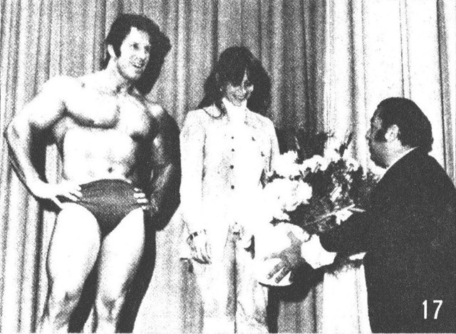 WEEGのダン・ルーリー会長から花束を贈られるレジ・パーク。