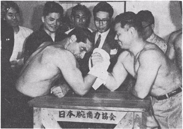 イクバル・バット氏(左)と対戦する原秀吉氏。中央眼鏡をしている人が会長山本哲氏。