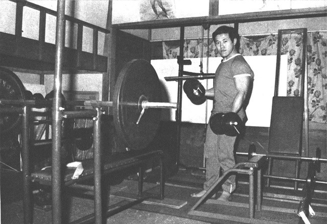 器具の配置にも工夫のあとが見られ、せまいけれどもトレーニングしやすくなっている。