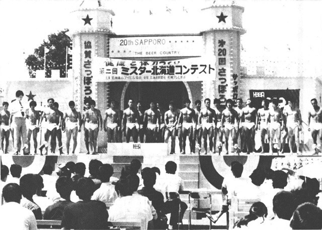 コンテスト会場となった札幌夏祭りの特設舞台上に勢ぞろいした出場選手たち