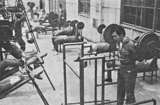 完備された練習場でトレーニングにはげむ部員たち