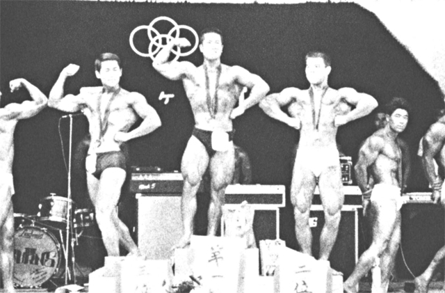ミスター西海コンテスト。向かって右から、四位 永田昭彦、二位 清原征雄、一位 宮本皜、三位 小笹博志。