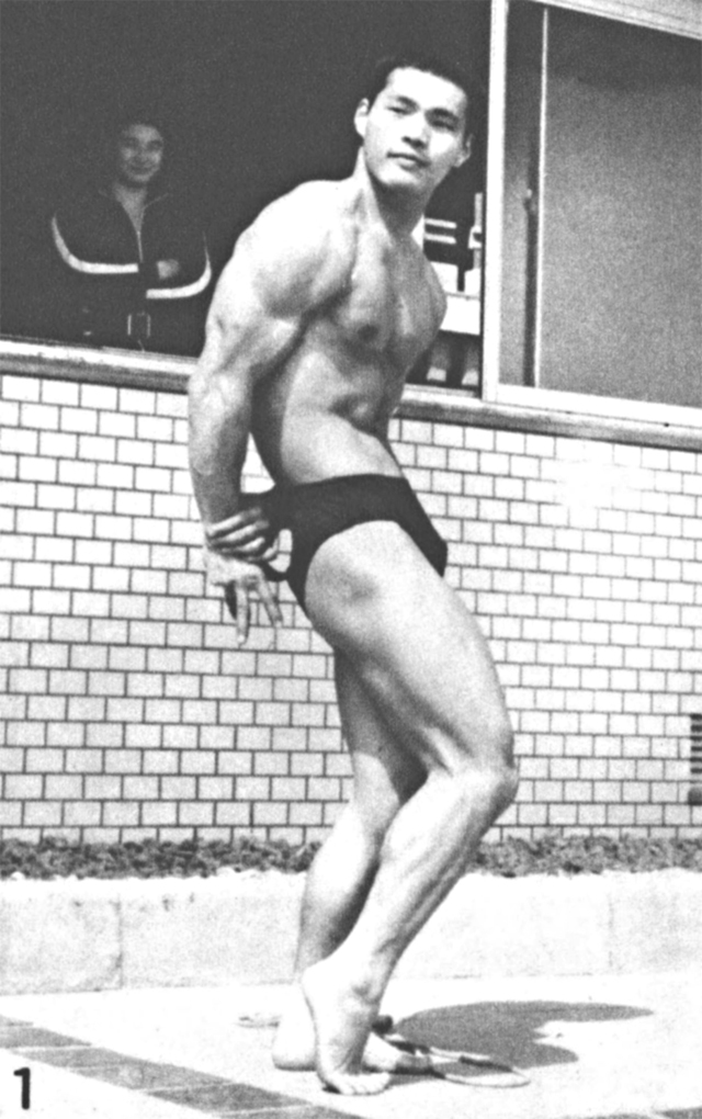 ●森 正広(総合A)(筋肉B 均整A ポーズA)三角、僧帽、三頭、二頭、腹筋、大腿、すべて素晴しい迫力です。ポーズも完壁です。しかし、三角筋と大胸筋の上部が続いていないのはインクライン・ベンチ・プレス不足です。実行して完成してください。出身地-三重県 年令-22才 ボ歴-4年 身長-170cm 体重-67kg 胸囲-108cm 上腕囲-39cm 大腿囲-57cm