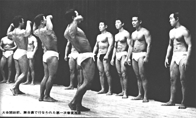 大会開始前、舞台裏で行なわれた第一審査風景