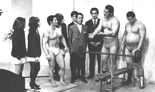 「私も昔は末光さんのようにお腹がへこんでいたんですよ」と説明するストロング小林選手