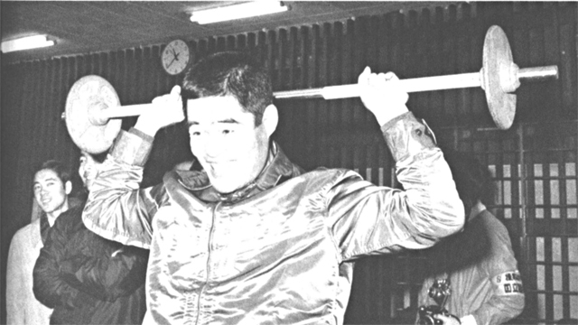30kgのバーベルのスピード・プレスをする末次。30秒間で42回は上出来?