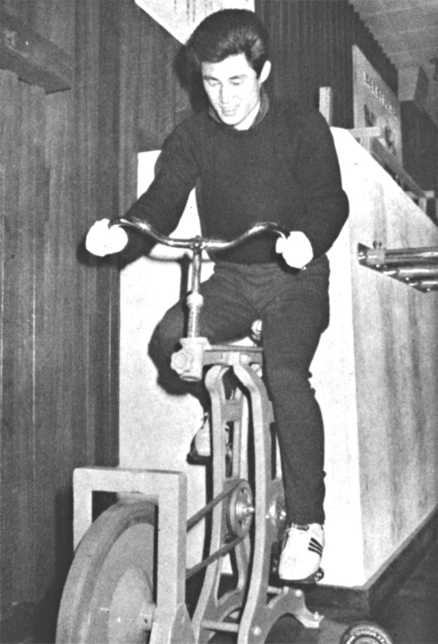 俊足で知られる土井も自転車のペダル踏みは勝手がちがうのか、いつものサエが見られない