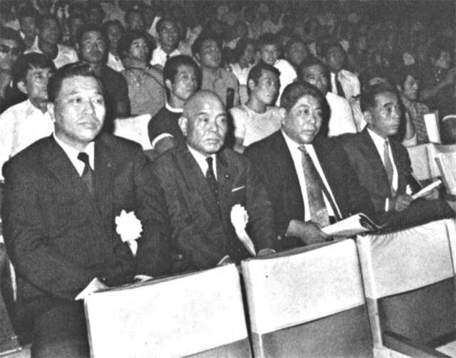 客席で熱心に観戦する来賓諸氏。左から、大江健一市議、木山三千人市議、剣木亨弘元文部大臣、船越復生市議。