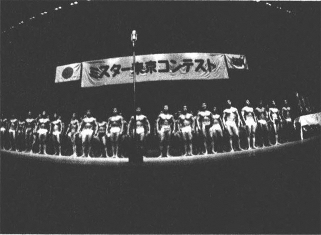 この日に備えて激しいトレーニングを続けてきた65名の出場選手たちが思い思いの目標を胸に秘めて舞台上に整列。