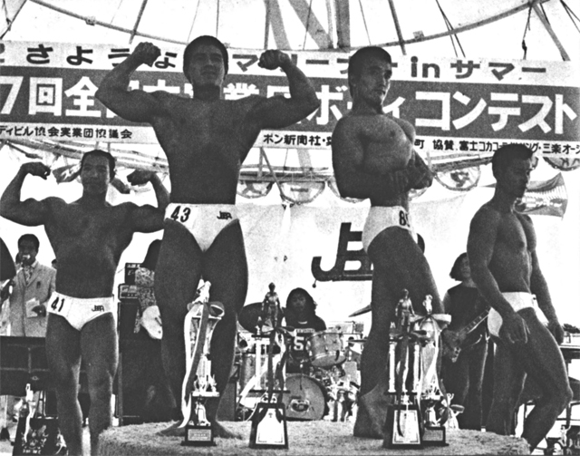 表彰台の上でポーズをとる青年の部優勝の大石(左)と壮年の部優勝の藤田