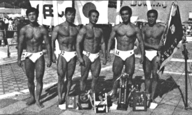 初出場ながら見事団体優勝を成し遂げた住友金属小倉製鉄所チーム。左から加藤和男、寺川和昭、長久征二郎、香月末光、森友康博の各選手たち。