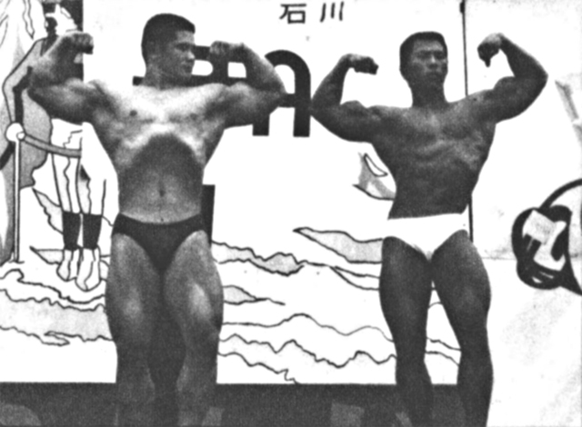 迫力あるゲスト・ポーズをみせる武本蒼岳氏(左)と糸崎大三選手(右)
