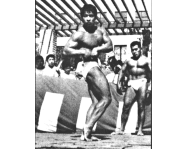優勝した赤木選手の迫力あるポーズ これで彼はミスター日本への出場権を獲得したのである