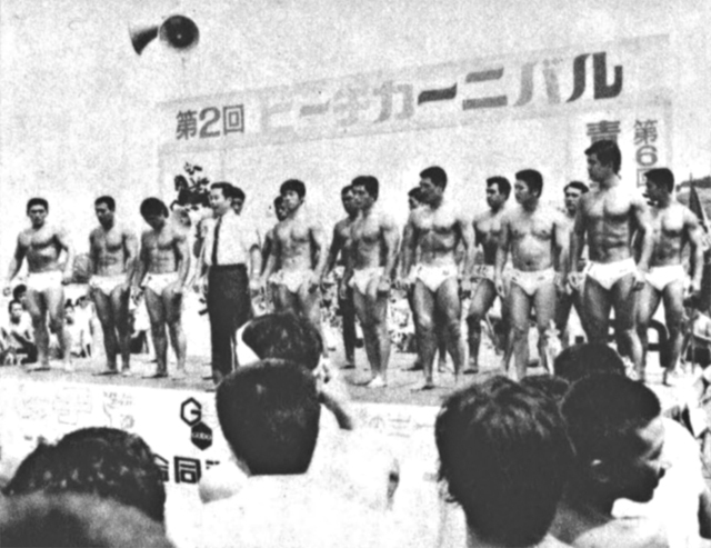 大観衆を前にして舞台に勢ぞろいした出場選手たち 中央あいさつするのは十和田ボディビル・センター会長加藤勇氏