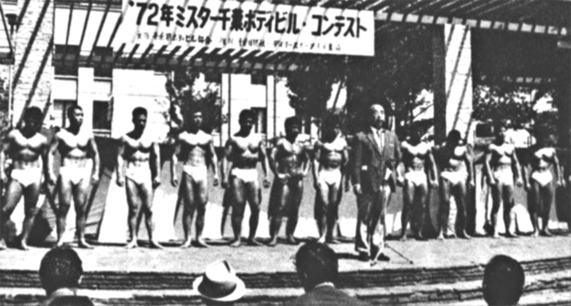 舞台に勢ぞろいした出場選手とあいさつする千葉県ボディビル協会副会長橋本吉人氏