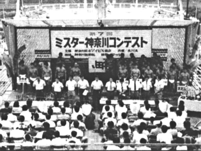 コンテスト会場となった氷川丸船上特設ステージ。炎天下だったにもかかわらず観客は熱心に観戦していた。