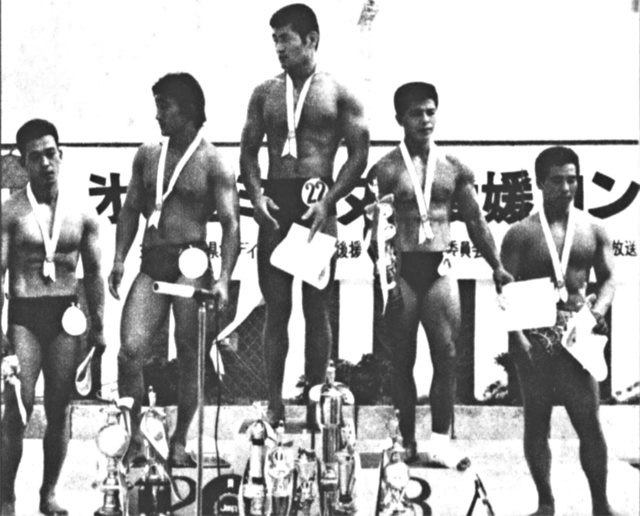 写真は数々の賞品を手にした入賞者たち。中央の一段高い台上が優勝した高橋選手