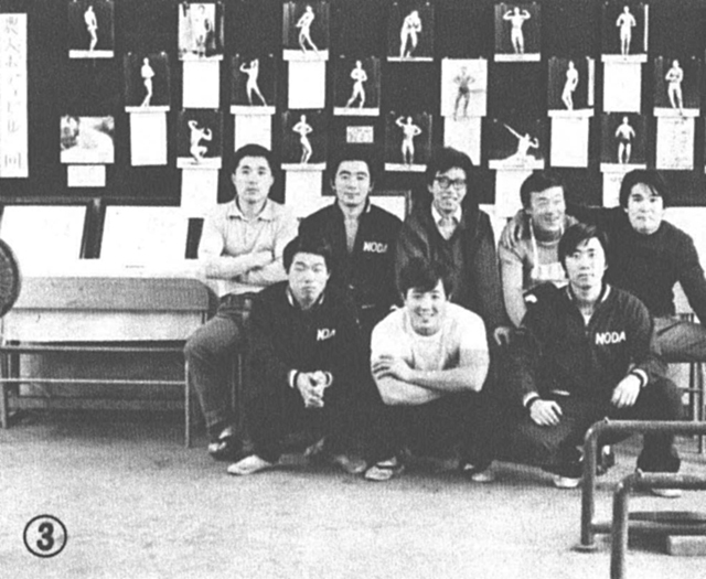 ③ボディビル部員たち。展示場での記念撮影。