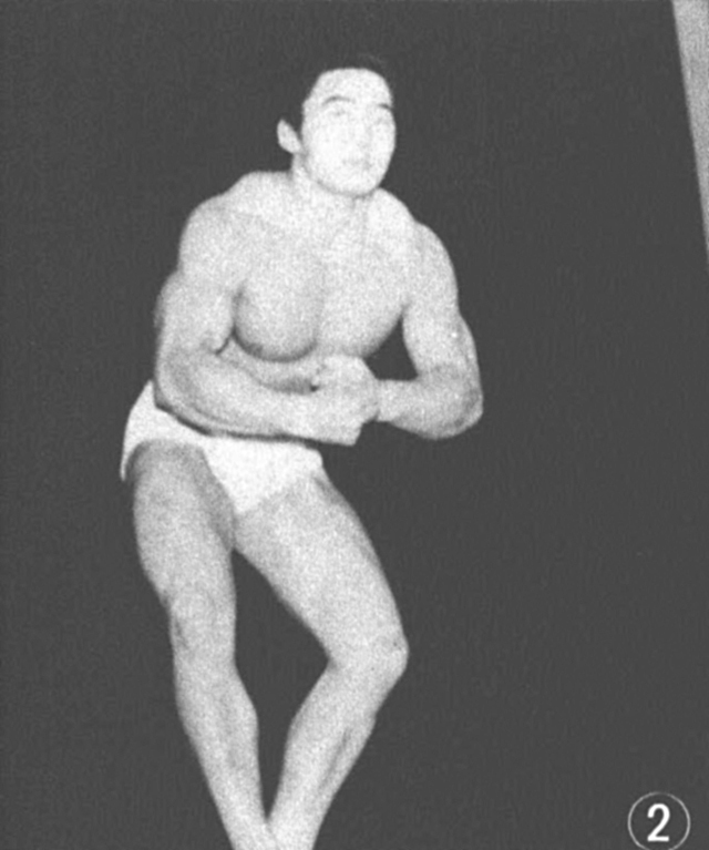 ②ポージング実演では、豊田成昭選手が迫力あるマスキュラー・ポーズを披露。