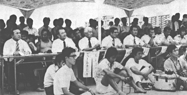 ●当日の審査員と集まった観客たち。ゲスト審査員として君津市長(左から2人目)も招かれた。