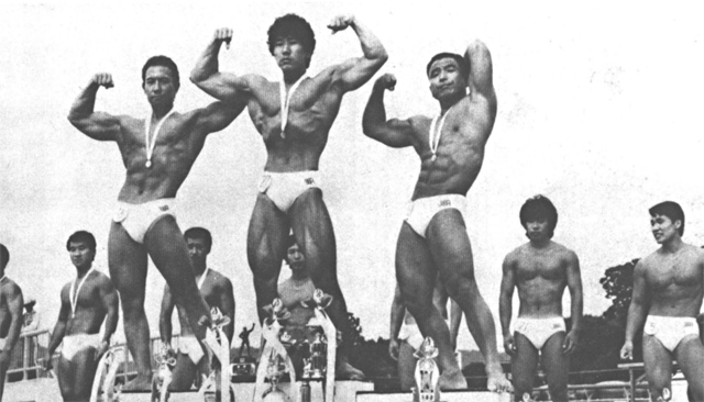 ●ポーズをとる上位3選手 左から2位・鎌田、1位・村上、3位・川崎
