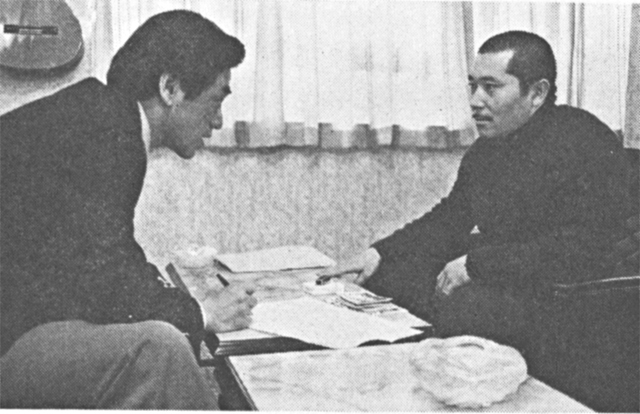 〔佐々木さん(右)にインタビューする筆者〕