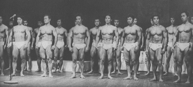 舞台に並んだ出場選手