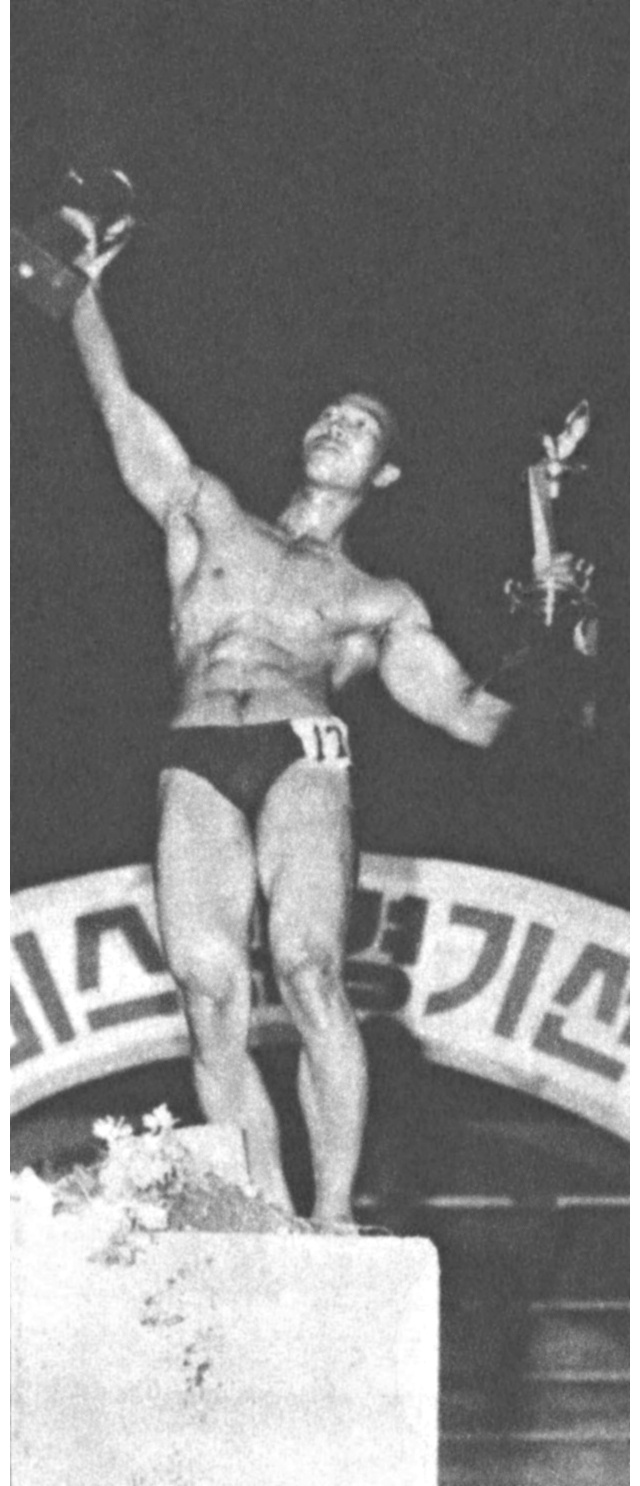 ’69ミスター京畿道の李鐘九選手。身長174cm、体重75kg、胸囲116cm、腕囲48cm。