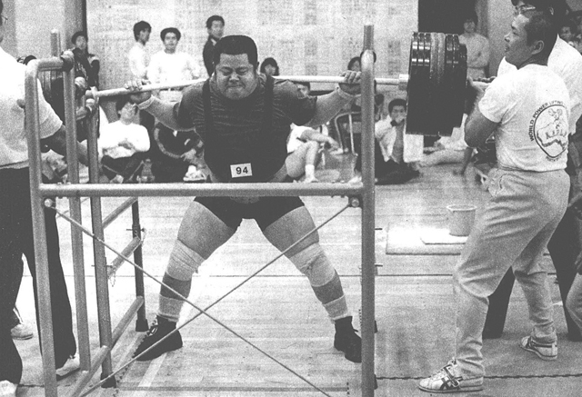 ヘビー級優勝・足立東雄選手（住友金属小倉）スクワット330kg、トータル500kgの2つの実業団新記録を樹立