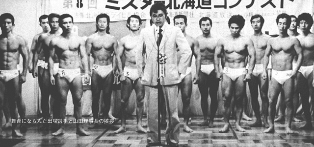 舞台にならんだ出場選手と山田理事長の挨拶