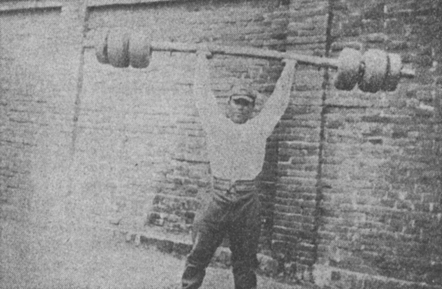 [軍隊時代も石臼に丸太棒をとおして練習していた]