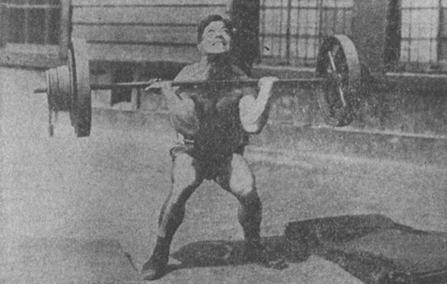 [特別注文で作らせたバーベルで練習する慶応教師時代の井口氏]