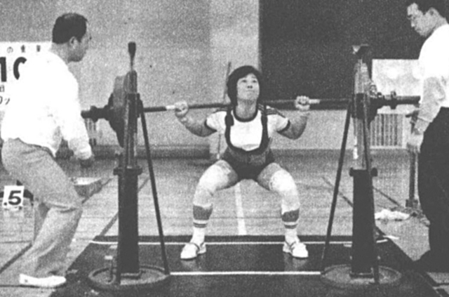 56kg級・高野愛子選手スクワット110kg、ベンチ・プレス50kg、デッド・リフト120kg、トータル280kgで優勝。このトータル280kgは日本新