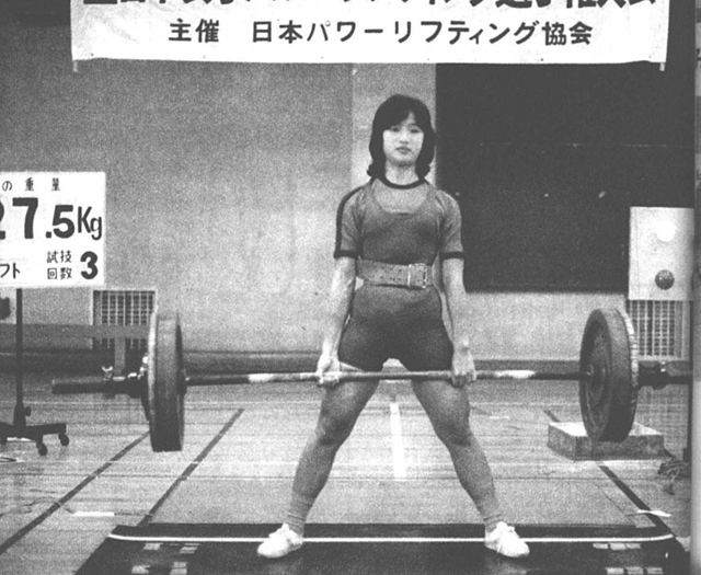 52kg級・西脇美智子選手スクワット112.5kg、ベンチ・プレス50kg、デッド・リフト127.5kg、トータル290kgと全種目日本新で優勝。なお、西脇選手は、昨年度ミス実業団健康美コンテストのチャンピオンでもある