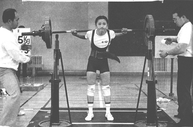 44kg級・吉田寿子選手スクワット110kg、ベンチ・プレス47.5kg、デッド・リフト120kg、トータル277.5kgと、全種目日本新で優勝。そしてスクワットの特別試技で112.5kgの世界新記録樹立