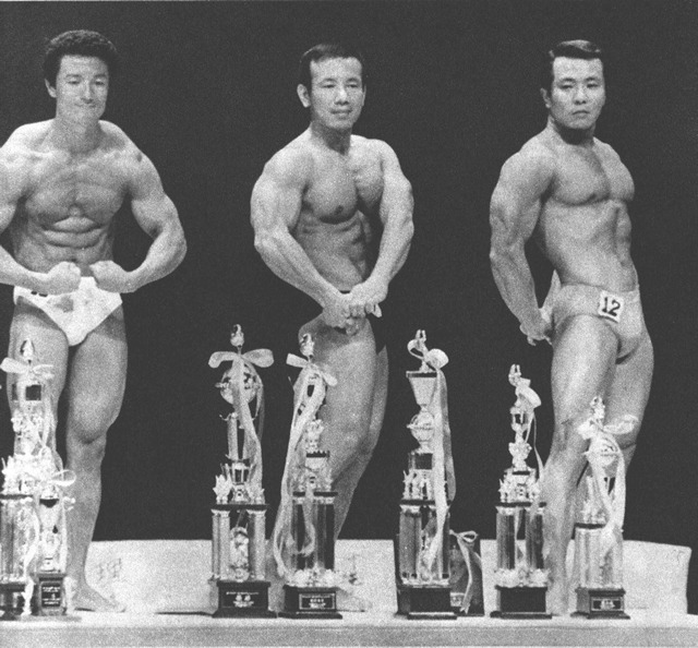 第1回ミスター全沖縄。左から2位・儀間、1位・新垣、3位・赤嶺