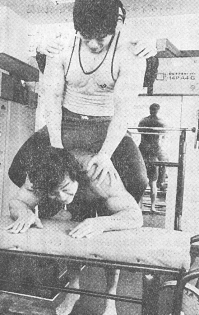ドンキー・カーフ・レイズ。背中に乗っているのは’79学生チャンピオンの高西選手と宮畑サンプレイ会長