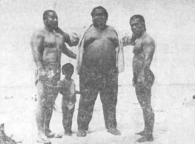 〔体重400ポンドという現地の大男と比べれば私(左)も宮田選手も実にスマートに見えるからうれしい〕