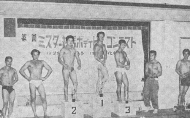 (第3回ミスター対馬コンテスト。中央表彰台左から2位・武石、1位・山内、3位・野村)