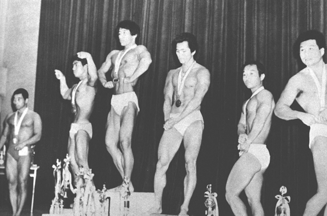 ミスター長崎コンテスト。左から4位・宮崎、3位・尾崎、1位・真弓、2位・霜川、5位・江崎、6位・中村