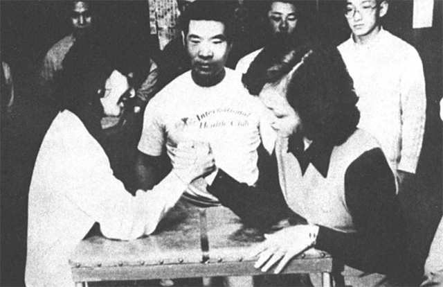 腕相撲女子の部の熱戦