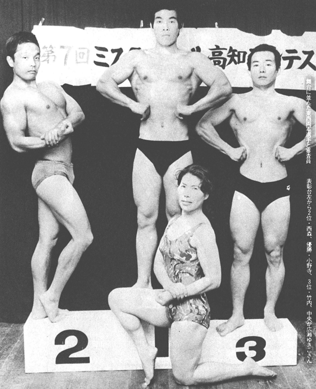 部隊に並んだ東西両軍選手と審査員 表彰台左から2位・西森、優勝・小野寺、3位・竹内、中央が広瀬ゆきこさん