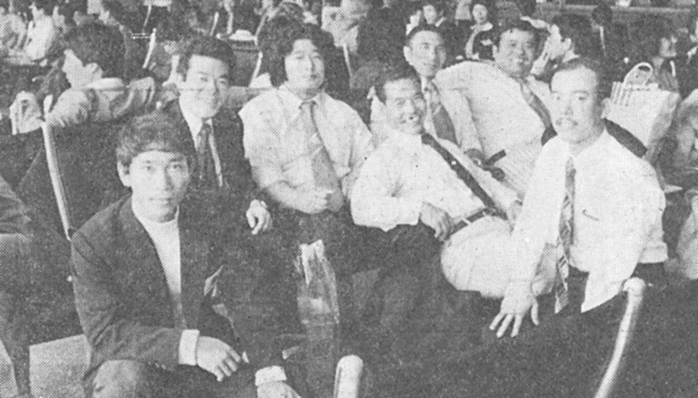 〔給油のため立寄ったハワイ空港でひと休みする日本選手団〕