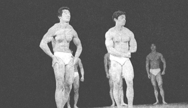 モストマスキュラーマンを競う小林(左)と武内