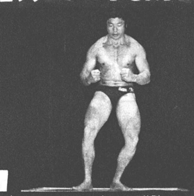 46才で135㎏のスクワットをし、この体型を持つ岡西俾可選手